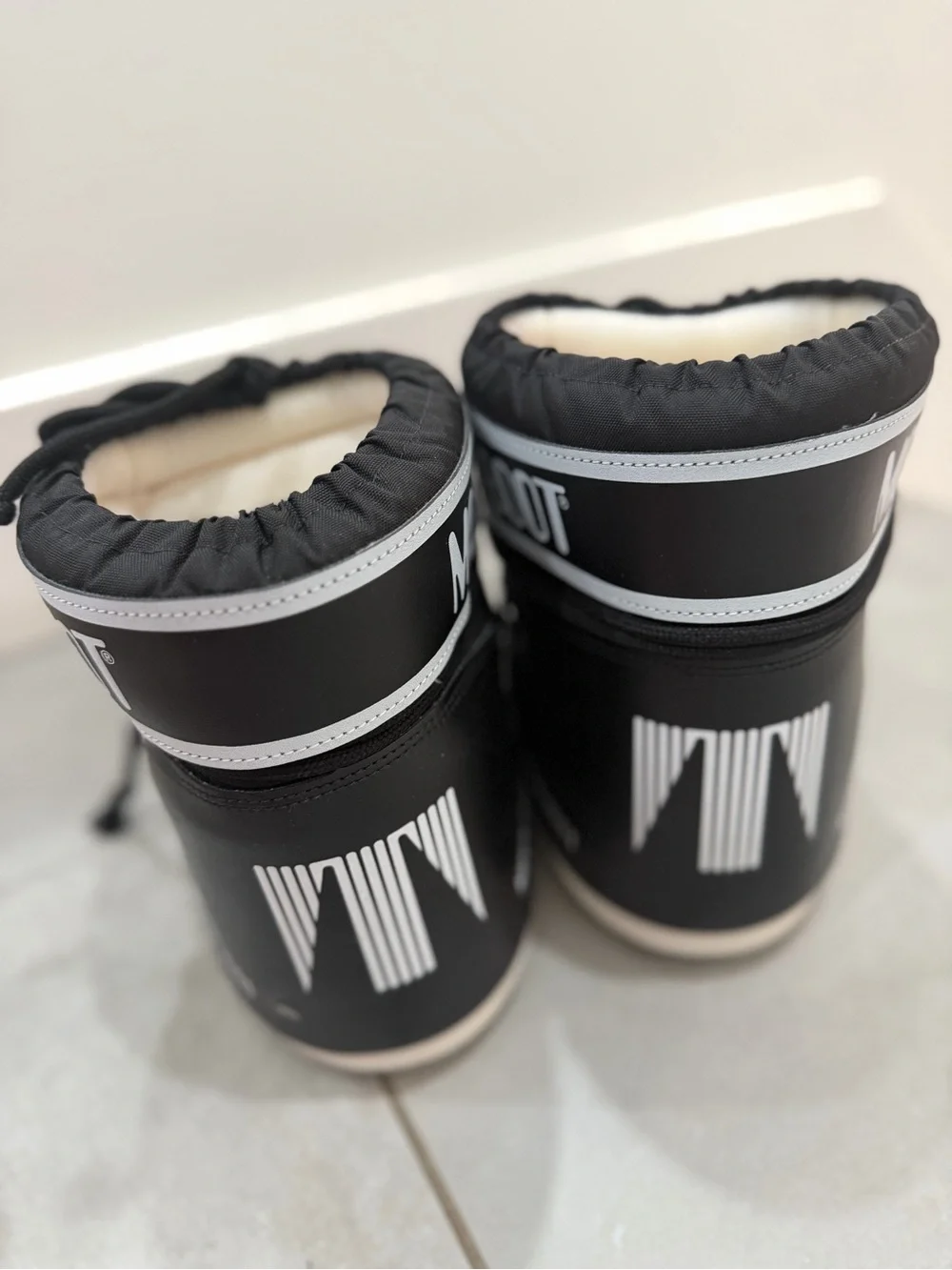 Moon Boot Icon Low Black Snow Boots | US 7–8.5 | EU 39–41 | Excellent Condition